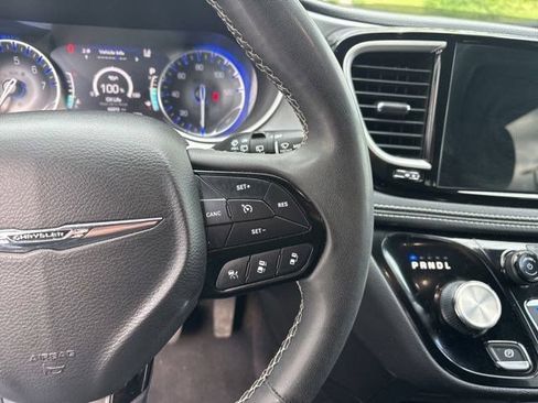 Used 2023 Chrysler Pacifica Touring FWD image 18