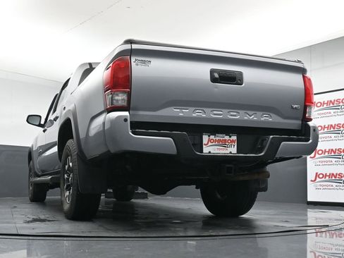 Used 2017 Toyota Tacoma TRD Off-Road w/ Premium & Technology Package AWD/4WD image 36