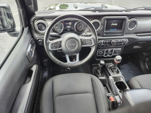 Used 2018 Jeep Wrangler Unlimited Sahara w/ Cold Weather Group AWD/4WD image 28