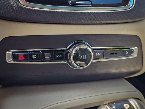 Used 2020 Volvo XC90 T6 Momentum w/ Protection Package Premier image 26