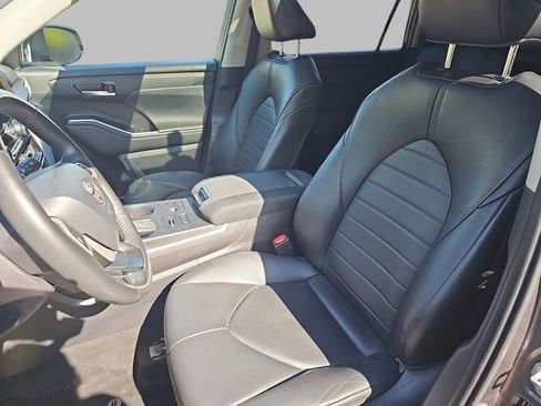 Used 2024 Toyota Highlander Limited AWD/4WD image 19