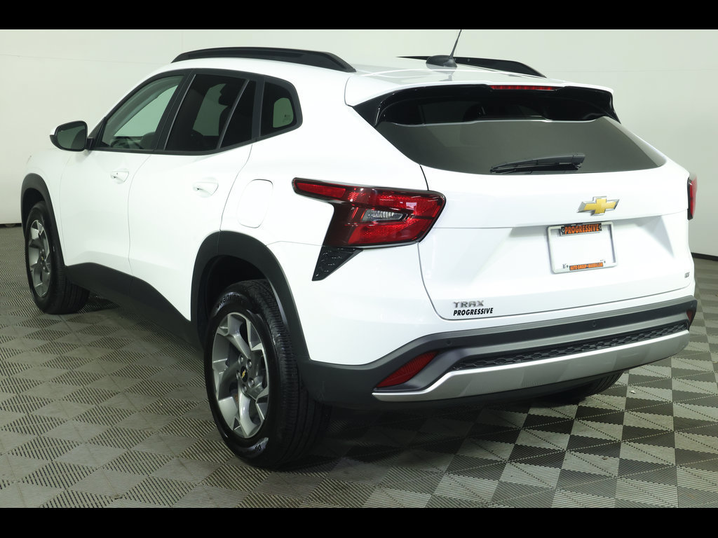 Used 2025 Chevrolet Trax LT w/ Driver Confidence Package FWD image 13