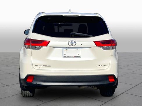 Used 2018 Toyota Highlander XLE w/ Carpet Mat Package (TMS) AWD/4WD image 5