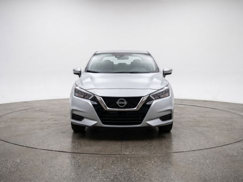 Used 2025 Nissan Versa SV image 2
