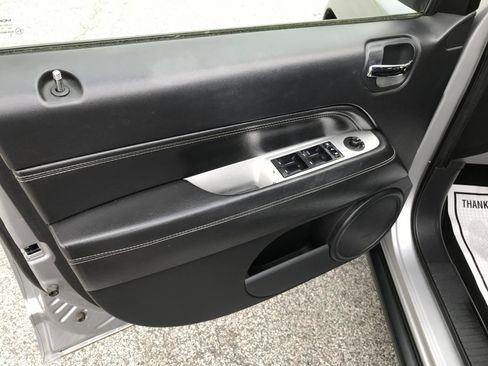 Used 2016 Jeep Compass Latitude FWD image 9