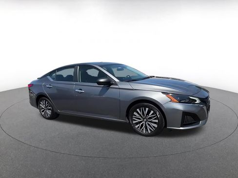 Used 2025 Nissan Altima 2.5 SV FWD image 2