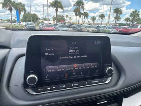 Used 2025 Nissan Rogue SV FWD image 19