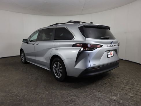 Used 2023 Toyota Sienna XLE image 5