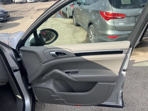 Used 2014 Porsche Cayenne S w/ Basic Package image 15