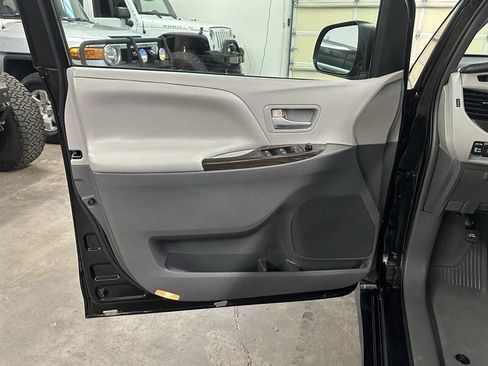 Used 2019 Toyota Sienna XLE FWD image 25