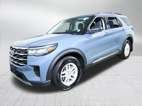 Used 2025 Ford Explorer Active AWD/4WD image 3
