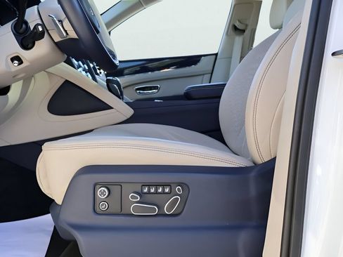 Used 2025 Bentley Bentayga Extended Wheelbase AWD/4WD image 39