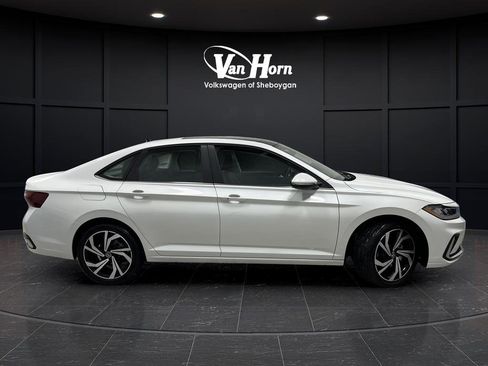 Used 2025 Volkswagen Jetta SEL image 2