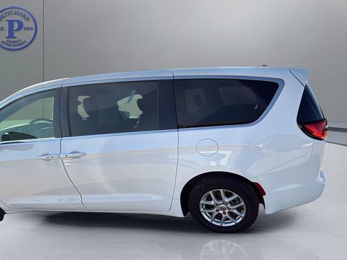 Used 2025 Chrysler Pacifica Select FWD image 9