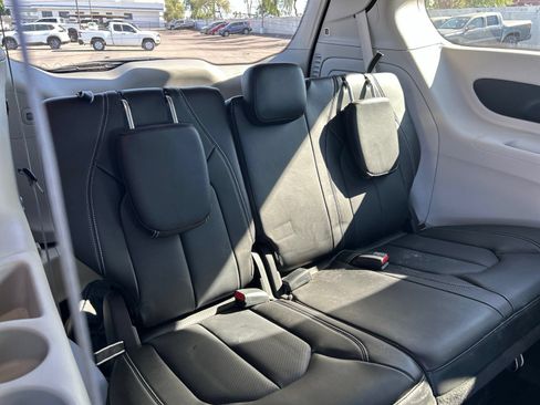 Used 2023 Chrysler Pacifica Touring-L FWD image 14