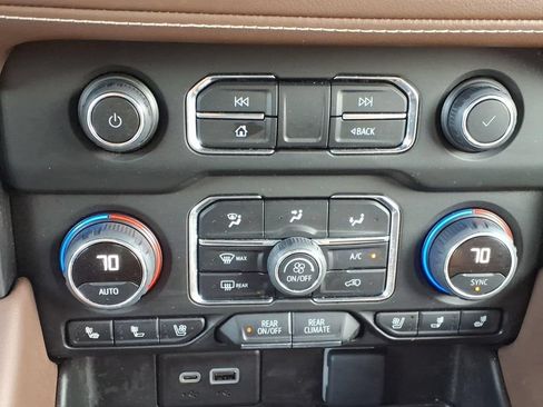 Used 2024 Chevrolet Suburban High Country w/ Premium Package AWD/4WD image 24