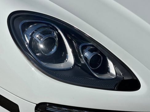 Used 2018 Porsche Macan AWD/4WD image 12