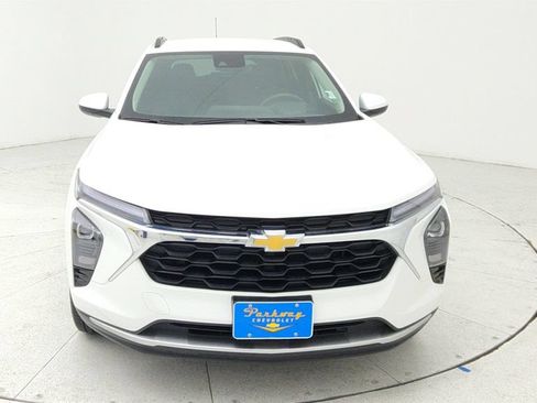 Certified 2025 Chevrolet Trax LT FWD image 2