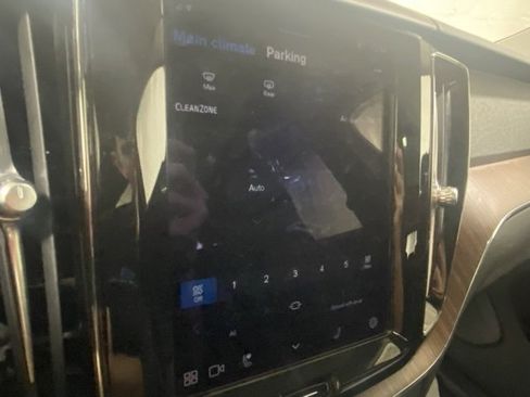 Used 2022 Volvo XC60 B5 Momentum w/ Advanced Package image 24