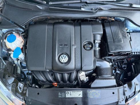 Used 2010 Volkswagen Golf 4-Door image 32