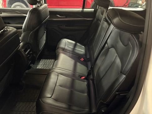 Used 2024 Jeep Grand Cherokee Limited image 23