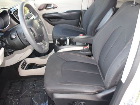 Used 2018 Chrysler Pacifica Touring Plus image 5