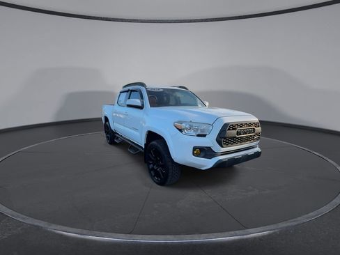 Used 2020 Toyota Tacoma SR5 RWD image 3