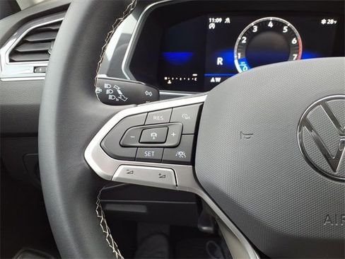 Used 2022 Volkswagen Tiguan SE image 23