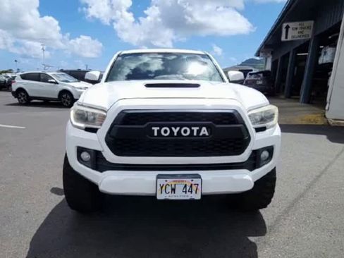 Used 2017 Toyota Tacoma TRD Sport AWD/4WD image 3