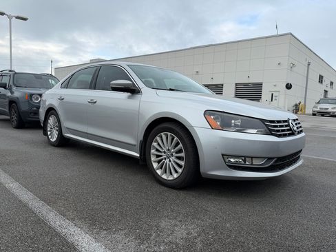 Used 2014 Volkswagen Passat TDI SEL Premium FWD image 4