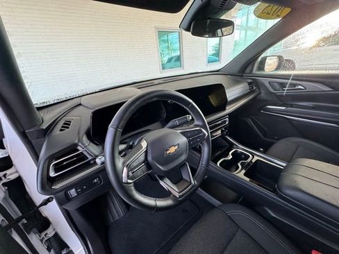 Used 2025 Chevrolet Traverse LT image 13