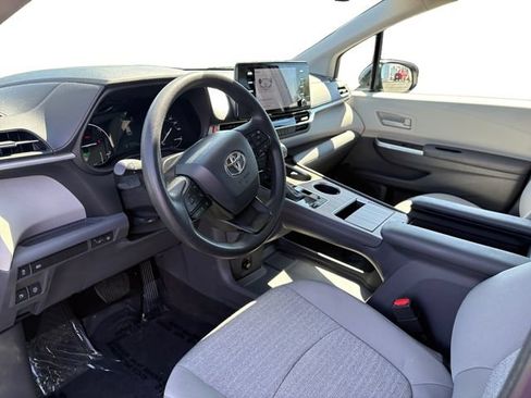 Used 2024 Toyota Sienna LE w/ LE Plus Package FWD image 12
