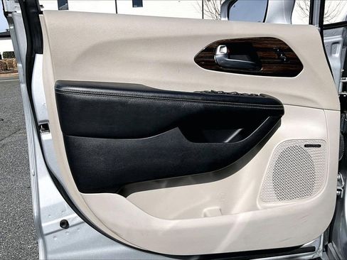 Certified 2022 Chrysler Pacifica Limited image 28