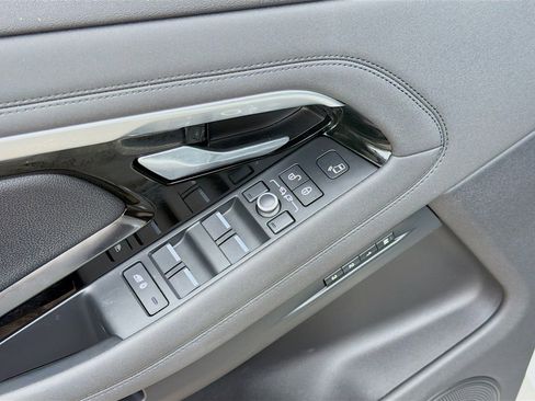 Used 2020 Land Rover Range Rover Evoque SE image 23