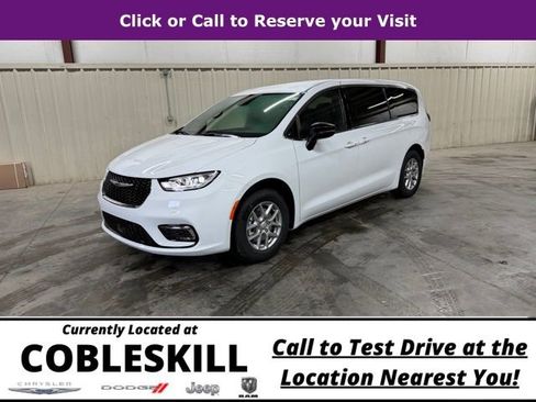 New 2026 Chrysler Pacifica Select image 10