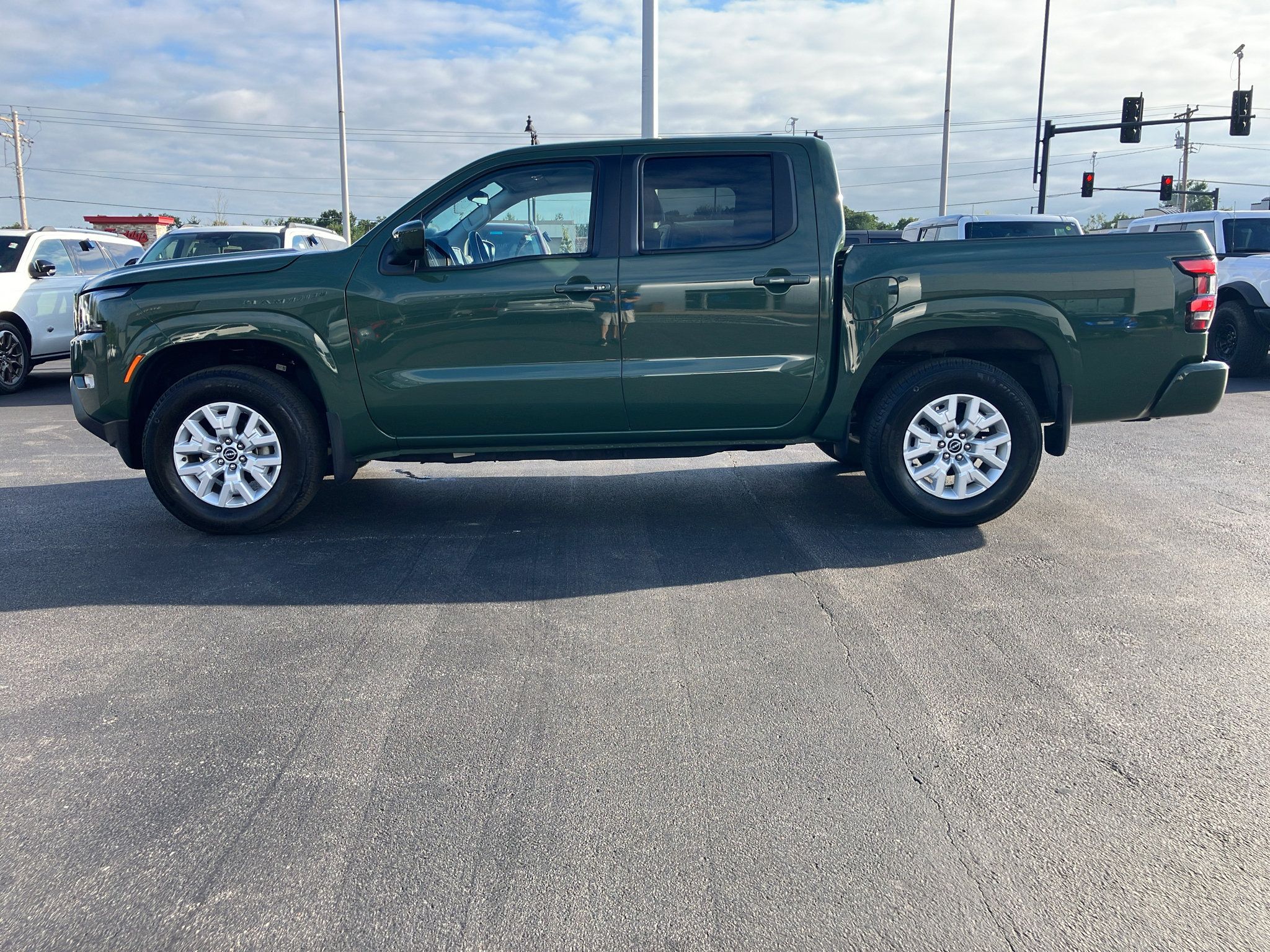 Used 2022 Nissan Frontier SV AWD/4WD image 3