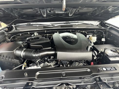 Used 2019 Toyota Tacoma SR image 32