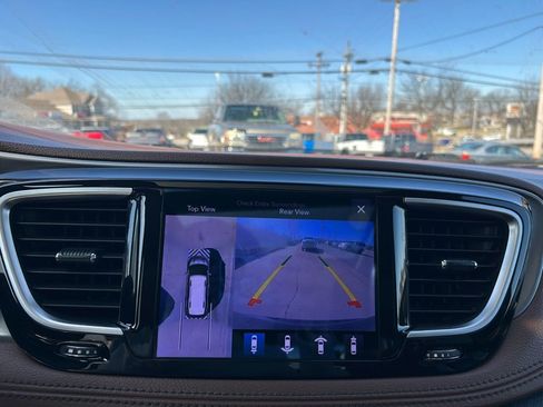 Used 2017 Chrysler Pacifica Limited w/ Advanced Safetytec Group image 23