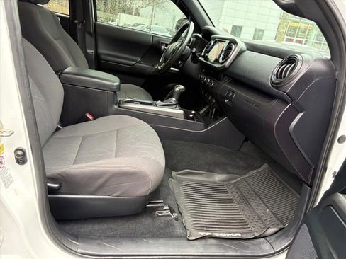 Used 2017 Toyota Tacoma TRD Sport image 18