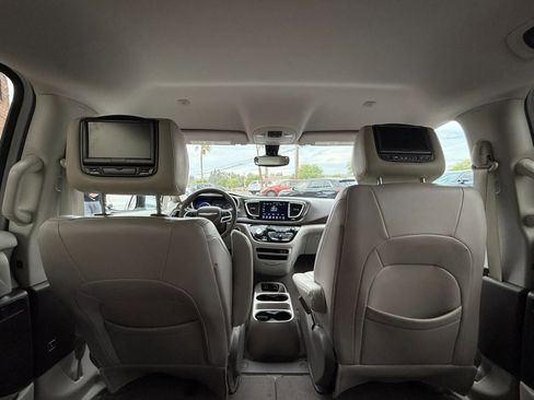 Used 2017 Chrysler Pacifica Touring FWD image 48