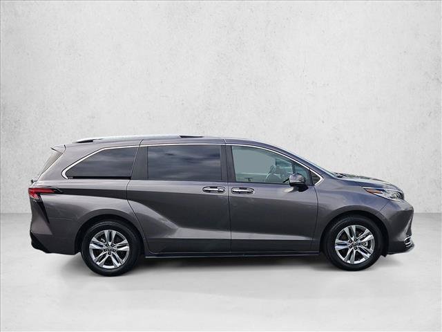 Used 2022 Toyota Sienna Limited FWD image 4