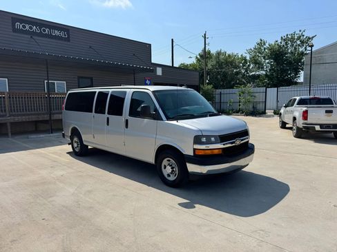 Used 2017 Chevrolet Express 3500 LT w/ LT Preferred Equipment Group RWD image 8