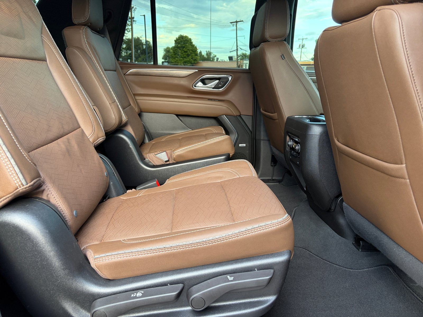 Used 2023 Chevrolet Tahoe High Country w/ Premium Package 2 AWD/4WD image 18