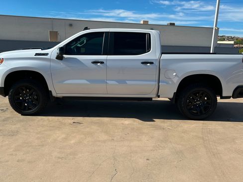 Used 2024 Chevrolet Silverado 1500 LT Trail Boss w/ LT Trail Boss Premium Package AWD/4WD image 2