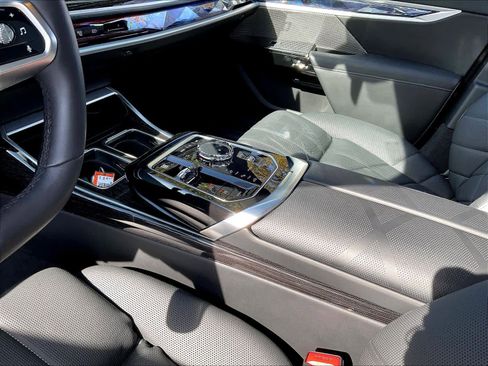 Used 2025 BMW 750e xDrive image 19