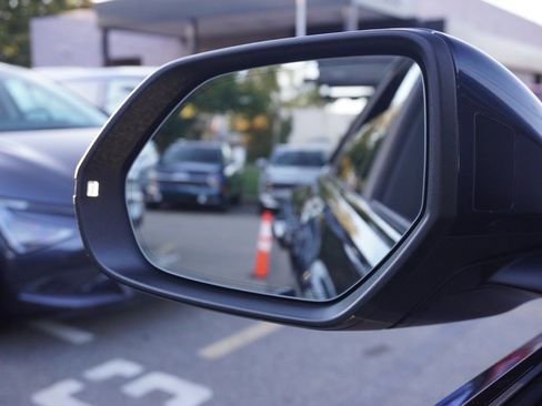 Used 2024 Audi Q8 Premium image 41