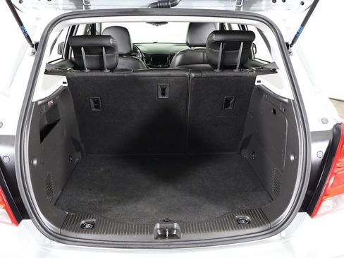 Used 2019 Chevrolet Trax LT w/ LT Convenience Package AWD/4WD image 16