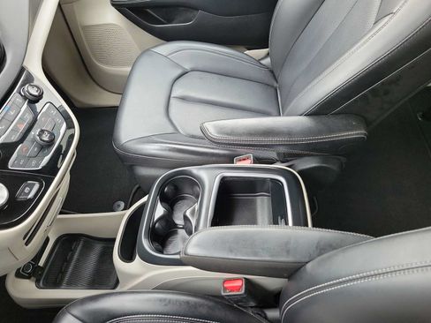 Used 2023 Chrysler Pacifica Touring-L FWD image 20