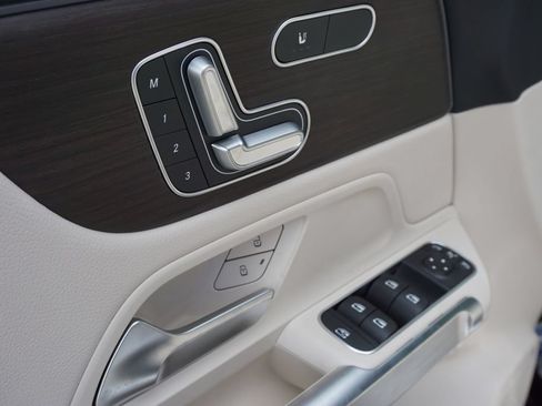 Used 2025 Mercedes-Benz GLB 250 image 21