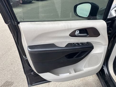 Used 2019 Chrysler Pacifica Touring-L FWD image 15